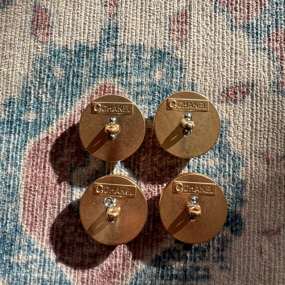 CHANEL 2 GOLD TONE, black METAL BUTTONS CC LOGO 22 MM LOT 4 vintage - Picture 3 of 4
